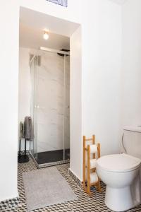 uma casa de banho com um WC e uma cabina de duche ao nível do chão em L'Atelier - Warm Porto Loft em Porto