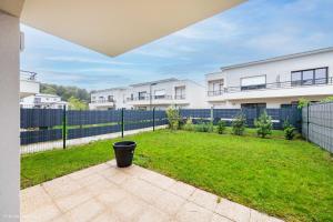 a backyard with a fence and a grass yard at Bouton d'Or for 4 - Fairytale Factory in Ferrières-en-Brie