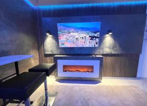a living room with a fireplace and a tv at AirportApart Exklusives Apartment mit Whirpool 2,5 km vom Flughafen Nürnberg in Nuremberg