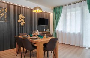 - une salle à manger avec une table et des chaises en bois dans l'établissement ALLOGGIO MARGHERITA, à Trévise