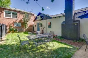 MidTown Reno Vacation Rental with Fenced-In Yard! في رينو: فناء مع طاولة وكراسي في الفناء