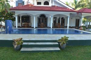 - une piscine en face d'une maison dans l'établissement Sri Ra'anana Villa, à Marawila