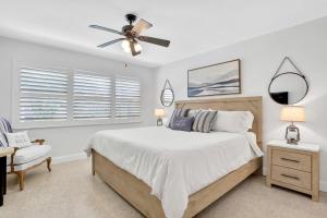 een slaapkamer met een bed en een plafondventilator bij Islander's Outpost in Dunedin