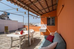 un patio con sofá y una mesa en el techo en Terrazza Salentina, en Tricase