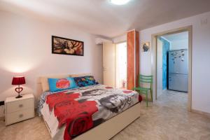 トリカーゼにあるTerrazza Salentinaのベッドルーム1室(ベッド1台付)、廊下へのドアが備わります。