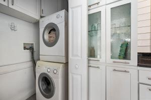 奧蘭多的住宿－Lovely Property at Winter Park - 131，洗衣房配有洗衣机和烘干机