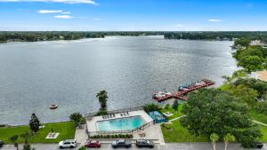 una vista aérea de un gran río con piscina en Lovely Property at Winter Park - 131 en Orlando