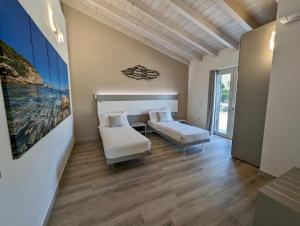 Ένα ή περισσότερα κρεβάτια σε δωμάτιο στο Luxury Stunning Seaview Villa by SardiniaGem