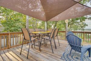 マウンテン・ホームにあるLake-View Mountain Home Retreat with Fire Pit!のデッキにテーブルと椅子が置かれたパティオ