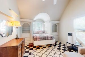 een slaapkamer met een bed en een geruite vloer bij All You Could Want in St. Augustine