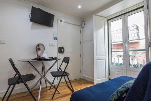 um quarto com uma cama, uma mesa e cadeiras em 133 B - My lovely house in Alfama with AC em Lisboa