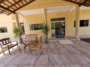 阿基道阿納的住宿－Hotel Beira Rio，一座带木桌和椅子的庭院和一座建筑