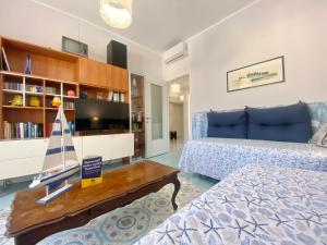 una camera con due letti e una tv di CasaViva - Family Home in Santa with AC a Santa Margherita Ligure