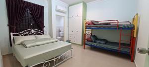 Katil dua tingkat atau katil-katil dua tingkat dalam bilik di JMKT Homestay @ Bandar Seri Alam