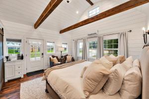 Gallery image of NEW The Carriage House-Luxury couples getaway in Waco