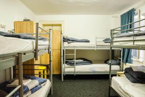 מיטה או מיטות קומותיים בחדר ב-HOSTEL SPORT BUCHAREST