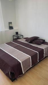 duże łóżko w białym pokoju z: w obiekcie LES ESSARTS T2 w mieście Bron