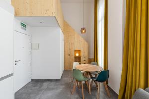 comedor con mesa de madera y sillas en BNBHolder Modern Loft I Centre, en Madrid