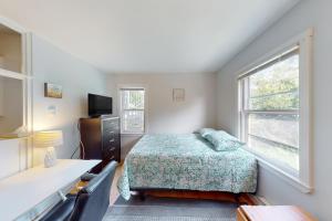 1 dormitorio con cama y ventana en My Happy Place, en Provincetown
