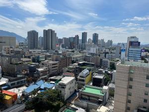 vistas a una ciudad con edificios altos en Ash Mellow, en Daegu