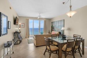 uma sala de estar com uma mesa e um sofá em Majestic Sun 904B em Destin