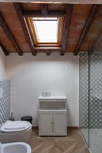 een badkamer met een toilet en een dakraam bij Large 2BR Apartment Near Piazza San Marco in Florence