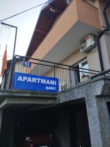 um sinal na varanda de um edifício de apartamentos em Apartmani "Babići" em Banja Luka