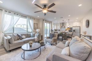 un salon avec un canapé et une table dans l'établissement @Marbella Lane -Amazing 5BR Home in Rancho Mission, à Ladera Ranch