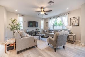 un salon avec deux chaises et un canapé dans l'établissement @Marbella Lane -Amazing 5BR Home in Rancho Mission, à Ladera Ranch