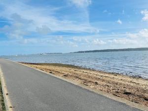 a road next to a beach with the water w obiekcie Brownsea Island View Penthouse w Poole