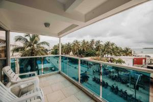 サン・アンドレスにあるbeautiful apartment nearly beachのヤシの木とスイミングプール付きのバルコニー