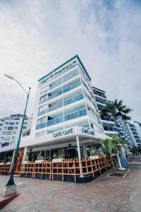 サン・アンドレスにあるbeautiful apartment nearly beachのカフェが正面にある大きな建物