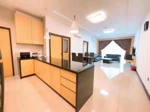 een grote kamer met een keuken en een woonkamer bij The Floorspace Imperial Suites Apartment 2 in Kuching