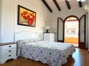 a bedroom with a bed and a painting on the wall at Casa Mi Resort Alcazar by SunshineClub in Los Alcázares