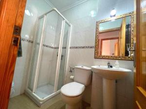 Un baño con inodoro, lavabo y ducha. en Casa Resort Mi Alcazar by SunshineClub, en Los Alcázares 18 fotos más