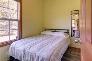 Ένα ή περισσότερα κρεβάτια σε δωμάτιο στο Quiet Millington Tiny House Near Naval Air Base!