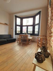 a living room with a couch and a table at Den Gulden Hoorn in Antwerp