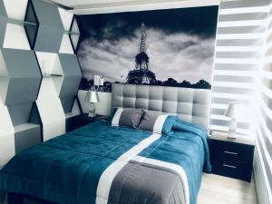 1 dormitorio con 1 cama y vistas a la torre Eiffel en Jacuzzi Piscina Sauna Turco Suite Lujosa, en Quito