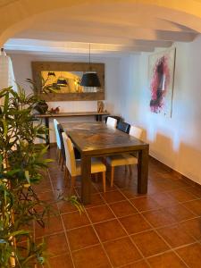 comedor con mesa de madera y sillas en Finca Flor, en Canillas de Albaida