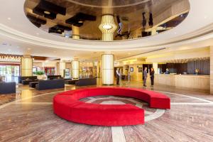 een grote lobby met een rode cirkel in het midden bij Hotel Best Jacaranda in Adeje
