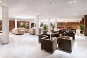 um átrio com sofás e cadeiras num edifício em Hotel Best Semiramis em Puerto de la Cruz