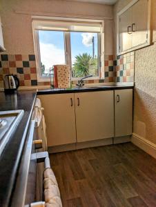 una cucina vuota con lavandino e finestra di Lavender View a Grantham