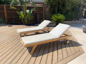 2 chaises longues assises au-dessus d'une terrasse dans l'établissement Chambre d'hôtes - VILLA PIERREDON, à Sanary-sur-Mer