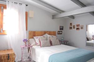 エルミグアにあるCasa Rural El Arenalのベッドルーム(ベッド1台、窓付)
