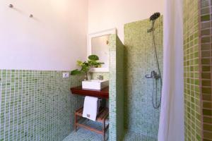 エルミグアにあるCasa Rural El Arenalのバスルーム(シンク、シャワー付)