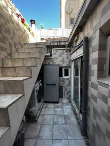 un pequeño callejón con nevera en un edificio en Habitación privada en Hospitalet de llobregat, en Hospitalet de Llobregat