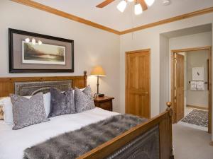 Tempat tidur dalam kamar di Arrowhead Village Condo - 104 Aspenwood Lodge