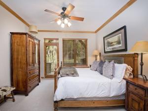 Кровать или кровати в номере Arrowhead Village Condo - 104 Aspenwood Lodge