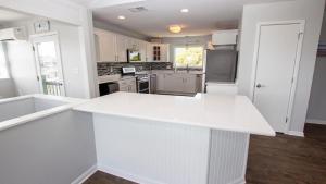 126, Newmania- Semi-Oceanfront, Private Pool with Cabana! Ocean Views! Pool Table!的厨房或小厨房