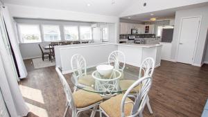 126, Newmania- Semi-Oceanfront, Private Pool with Cabana! Ocean Views! Pool Table!的厨房或小厨房